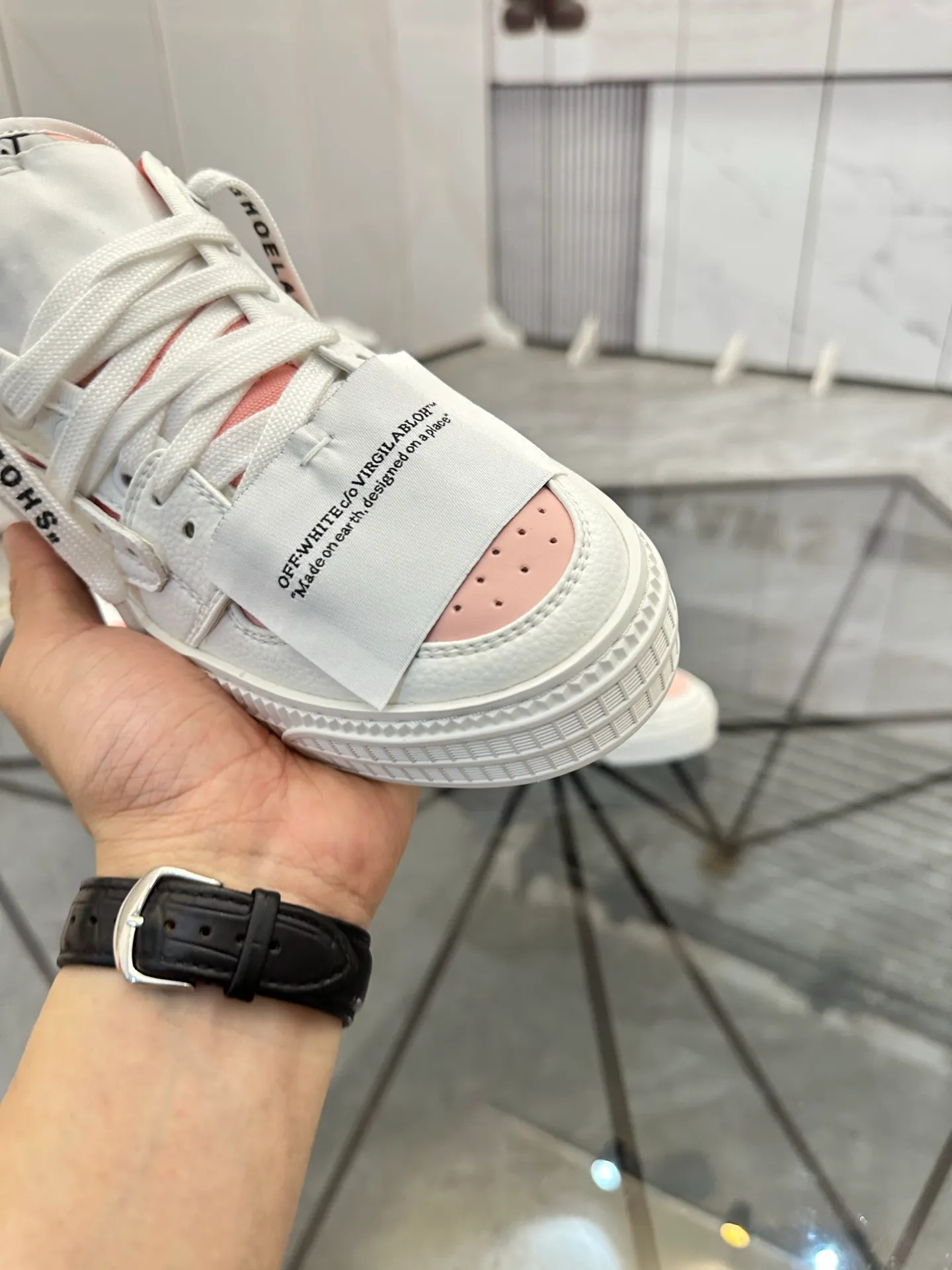 Selling men's shoes 💰: 💰P500¥ High-end top quality Product trademark: OFF WHITE *"OFF WHITE*" low-top casual shoes Regular size: 35-45 (can be customized to 46) Couple style Product materials: Upper imported first-layer cowhide stitched with original fabric, genuine leather lining, original outsole. No.: H203